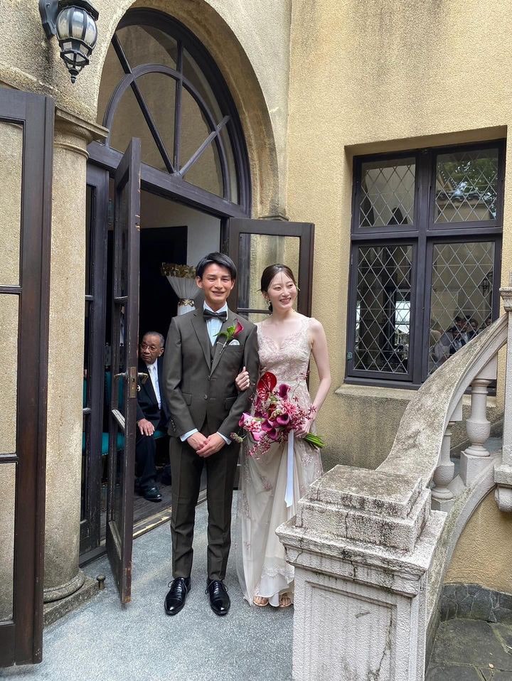 新郎スーツ　ブラウンスーツ　蝶ネクタイ　結婚式　レストランウェディング