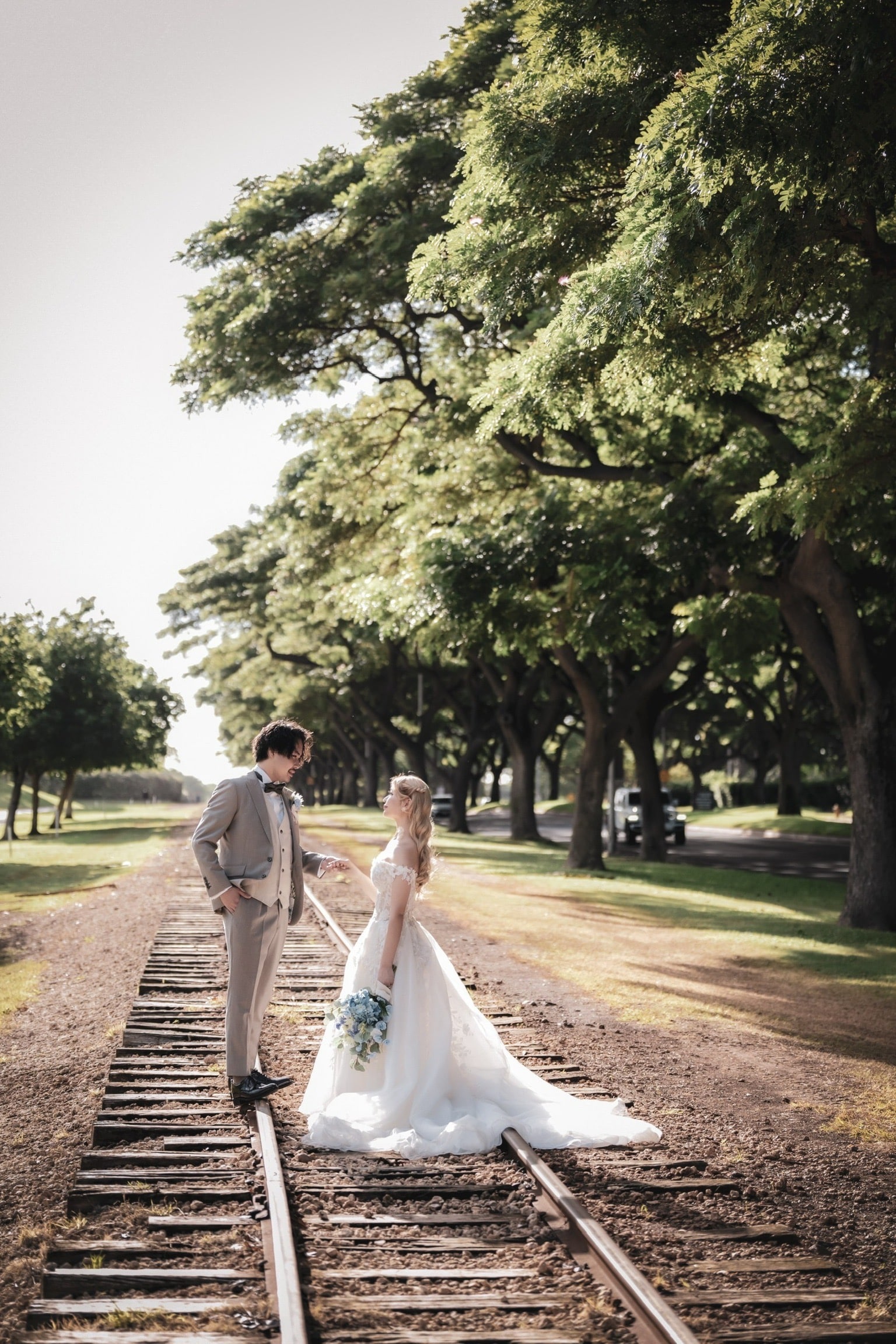 ウェディングスーツ　ベージュスーツ　花柄裏地　オーダースーツ　結婚式　ハワイ挙式