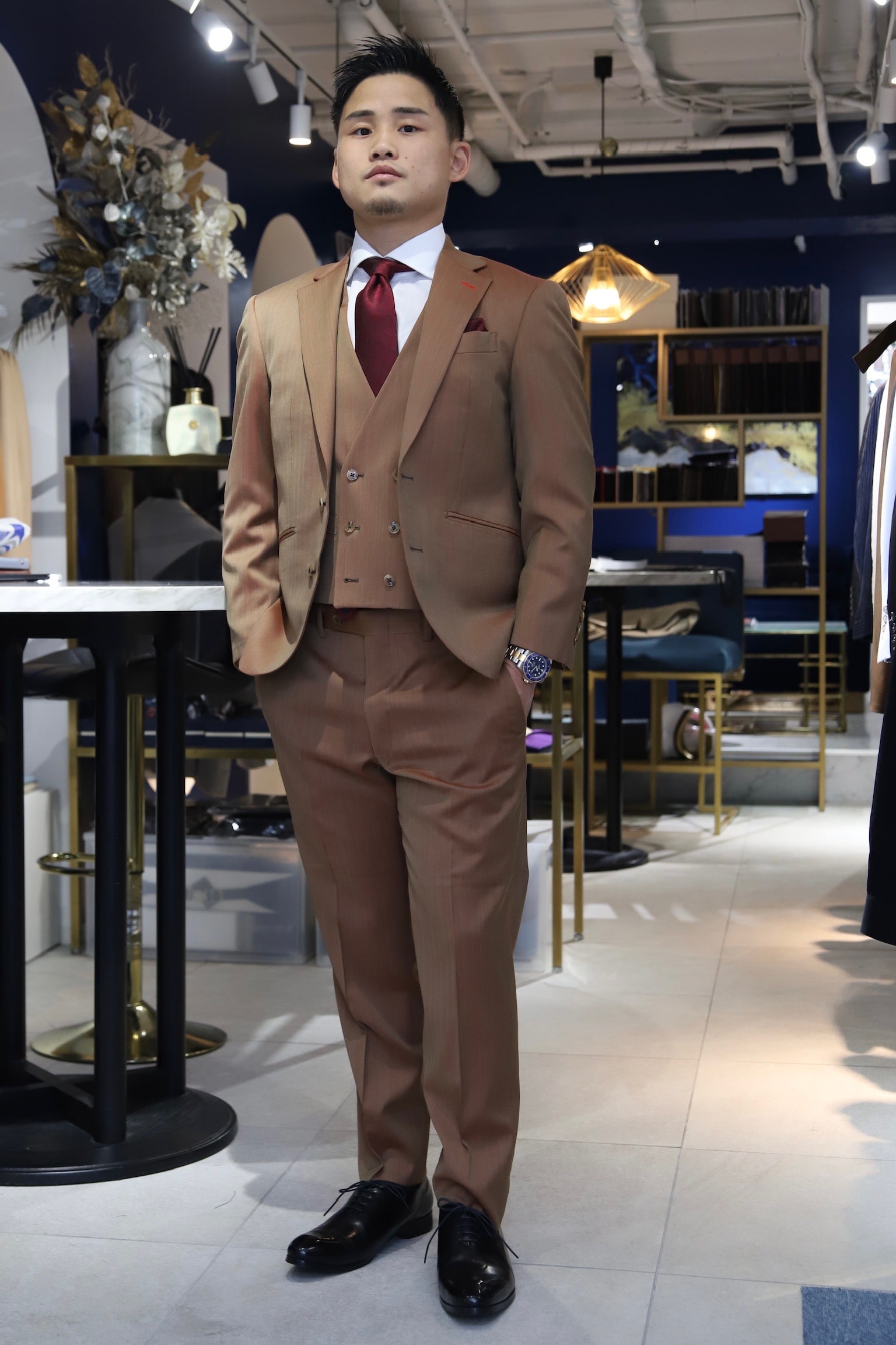 京口紘人　オーダースーツ　ベージュスーツ　　プロボクサー