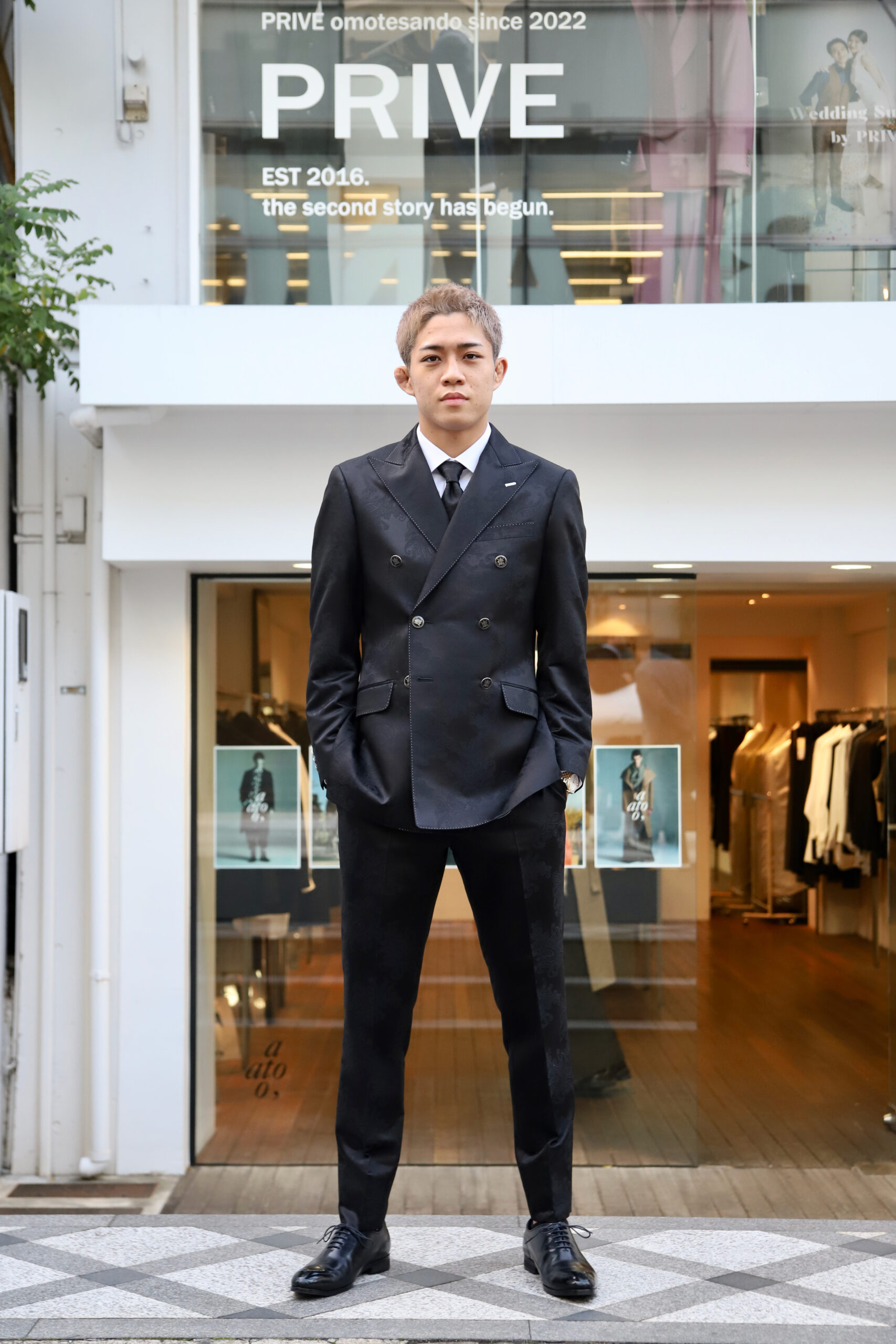 秋元強真　総合格闘技　MMA　成人式スーツ　ブラックスーツ　ペイズリー柄