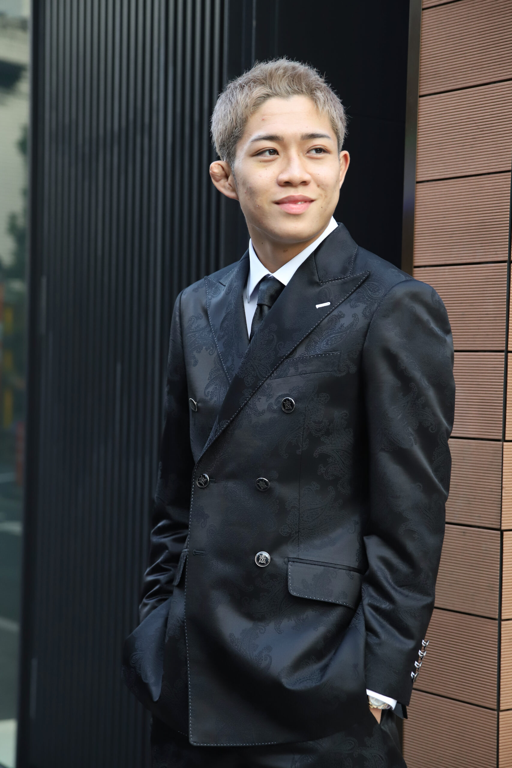 秋元強真 総合格闘技 MMA 成人式スーツ ブラックスーツ ペイズリー柄