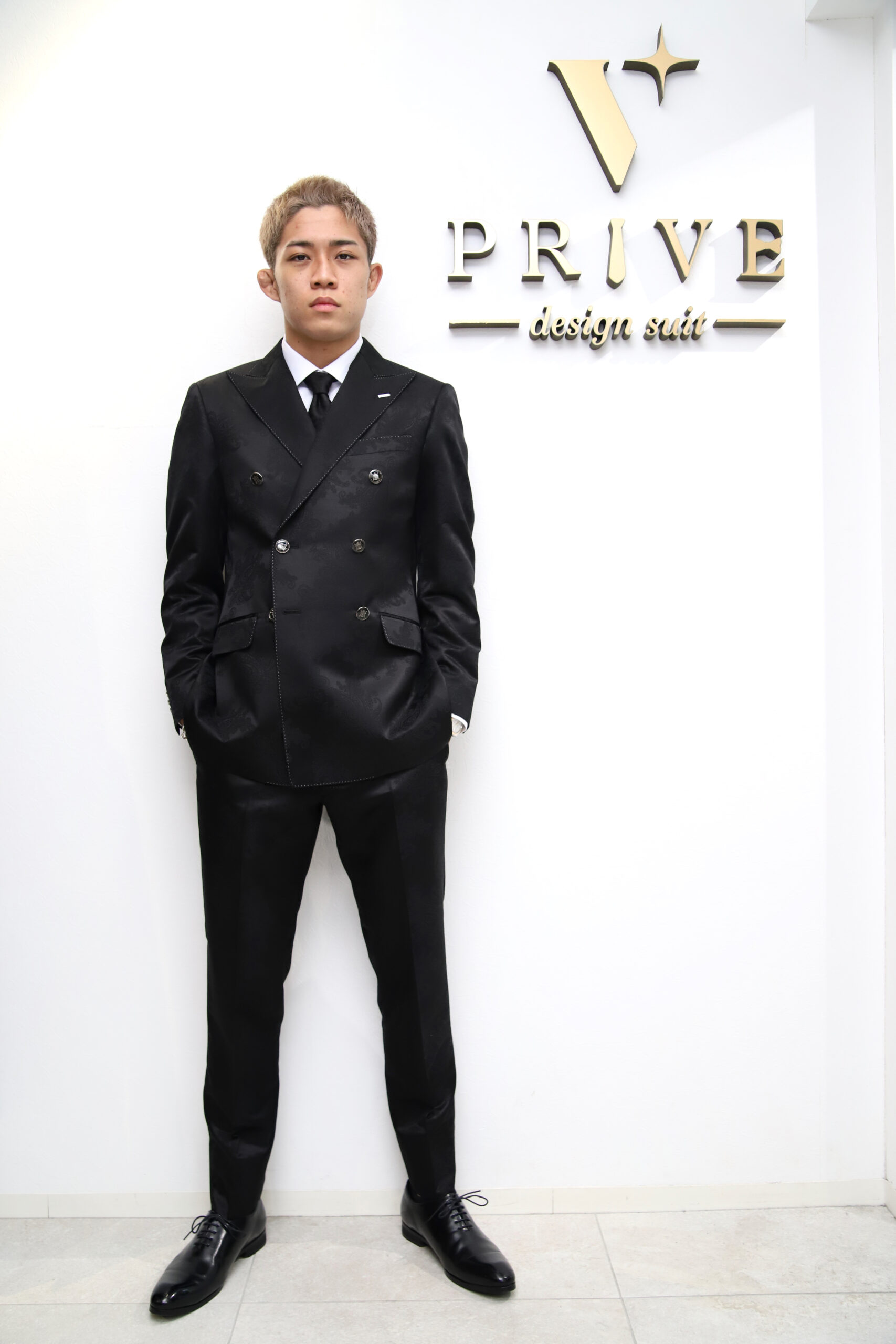 秋元強真　総合格闘技　MMA　成人式スーツ　ブラックスーツ　ペイズリー柄