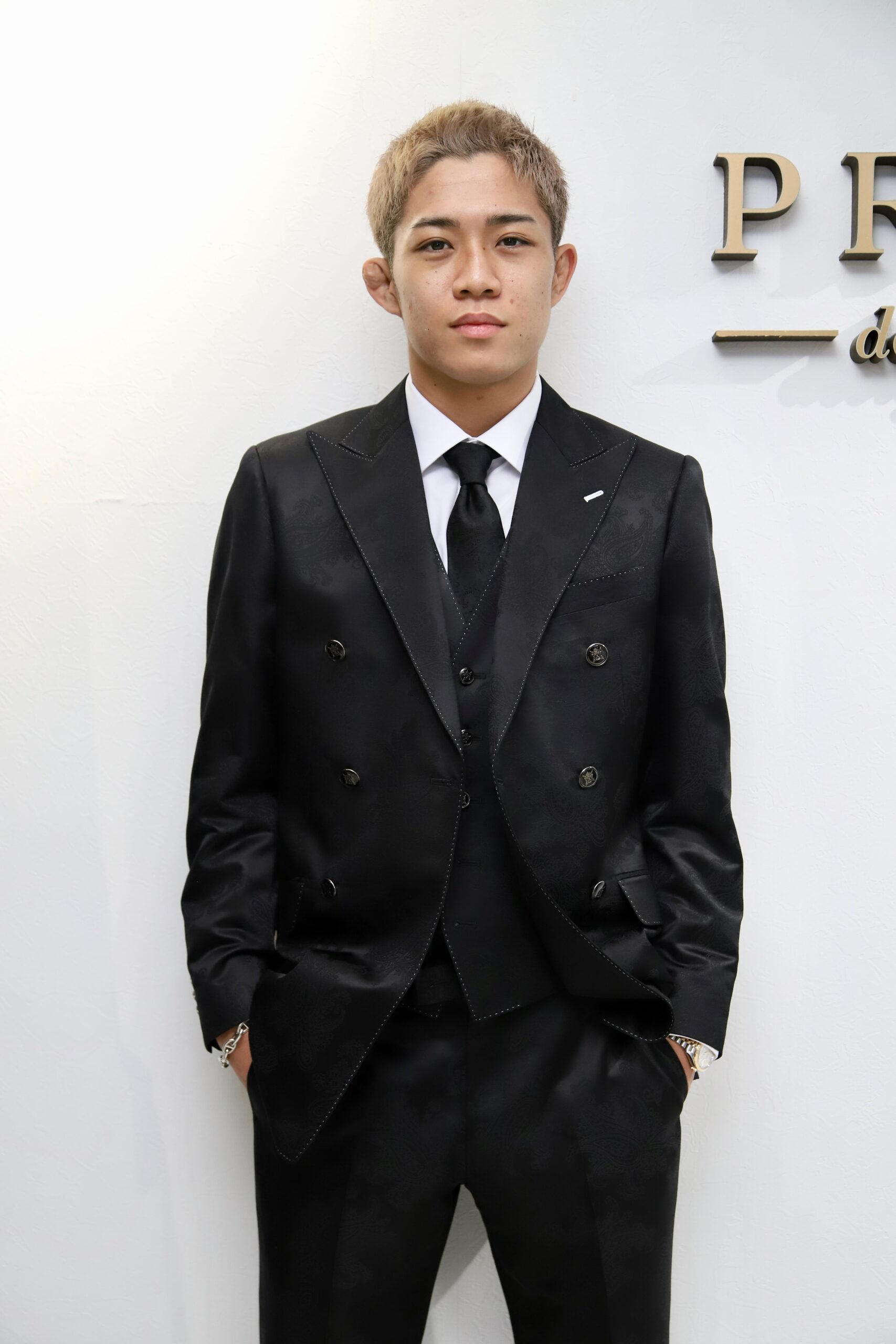 秋元強真 総合格闘技 MMA 成人式スーツ ブラックスーツ ペイズリー柄