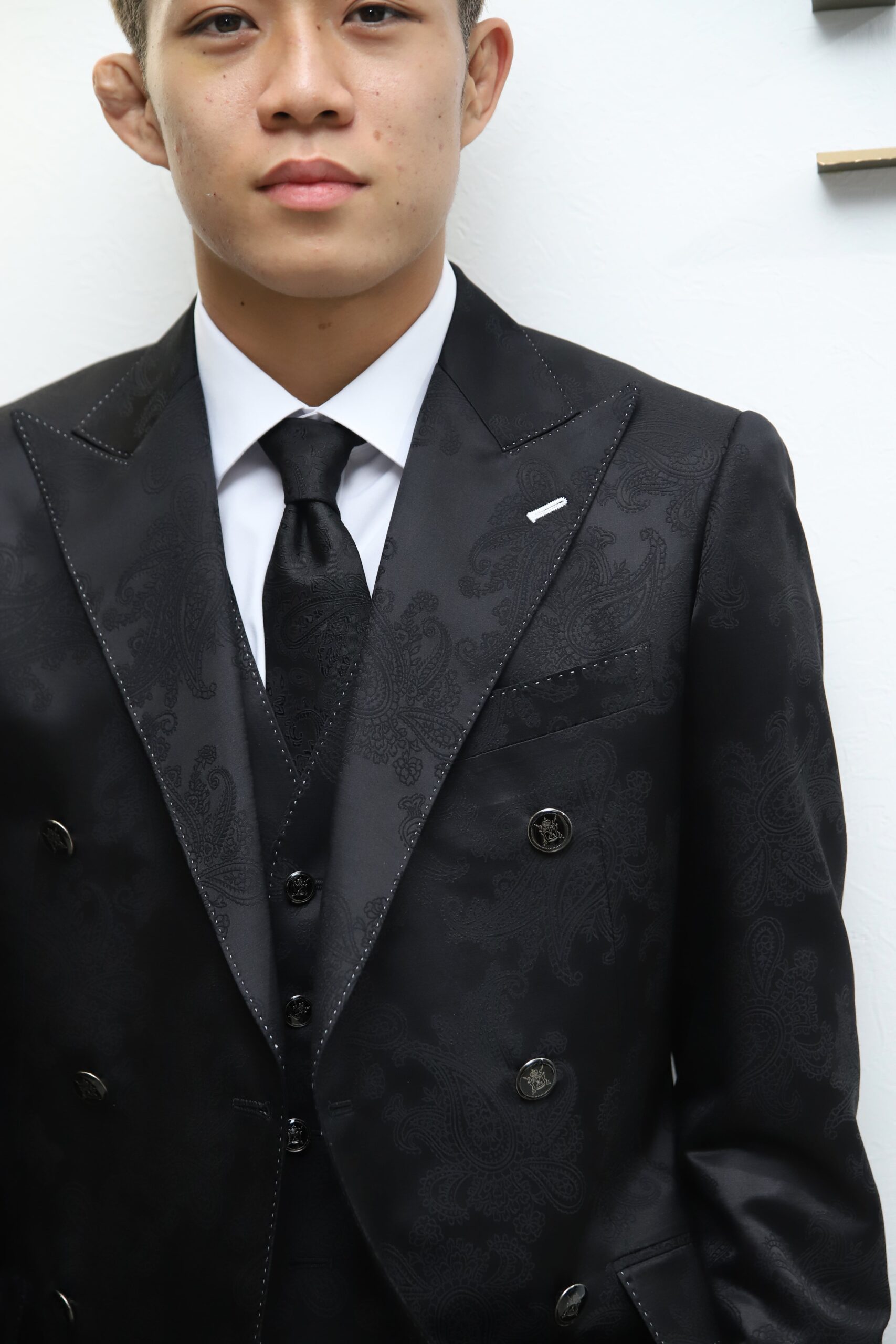 秋元強真 総合格闘技 MMA 成人式スーツ ブラックスーツ ペイズリー柄