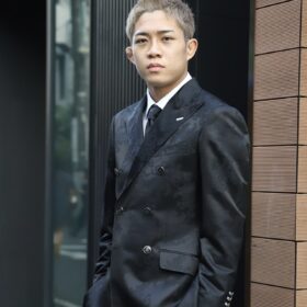 秋元強真　総合格闘技　MMA　成人式スーツ　ブラックスーツ　ペイズリー柄
