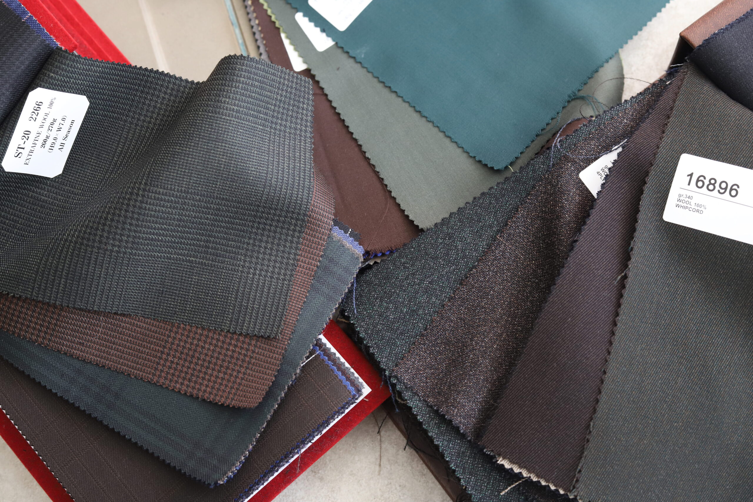 オーダースーツ　カーキスーツ　ブラウンスーツ　結婚式参列