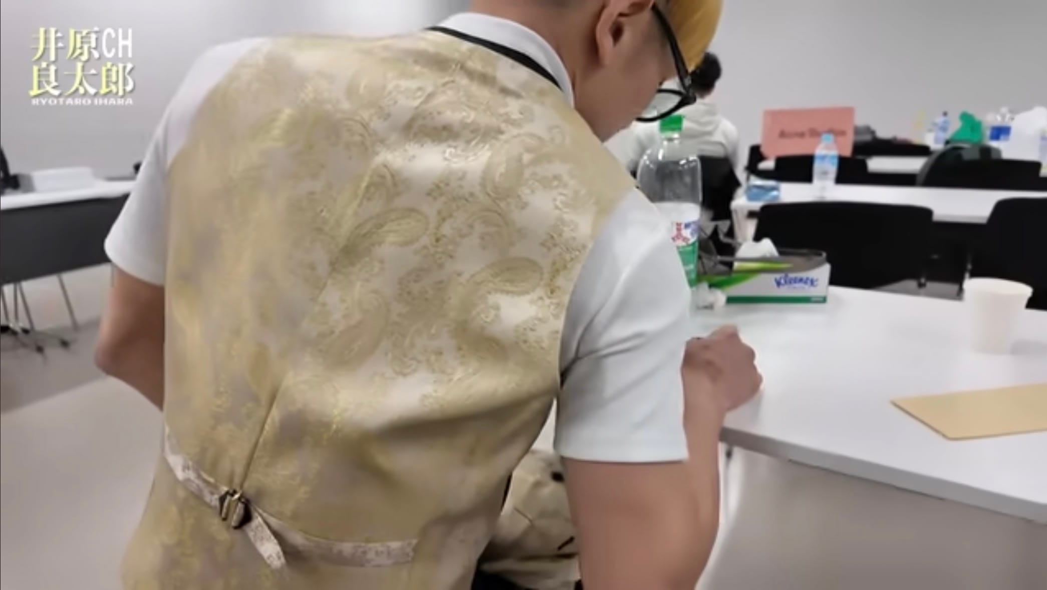 井原良太郎　ブレイキングダウン　ブラックスーツ　ゴールド切り替えスーツ　派手スーツ　オーバーサイズスーツ　ペイズリー柄裏地　オーダースーツ