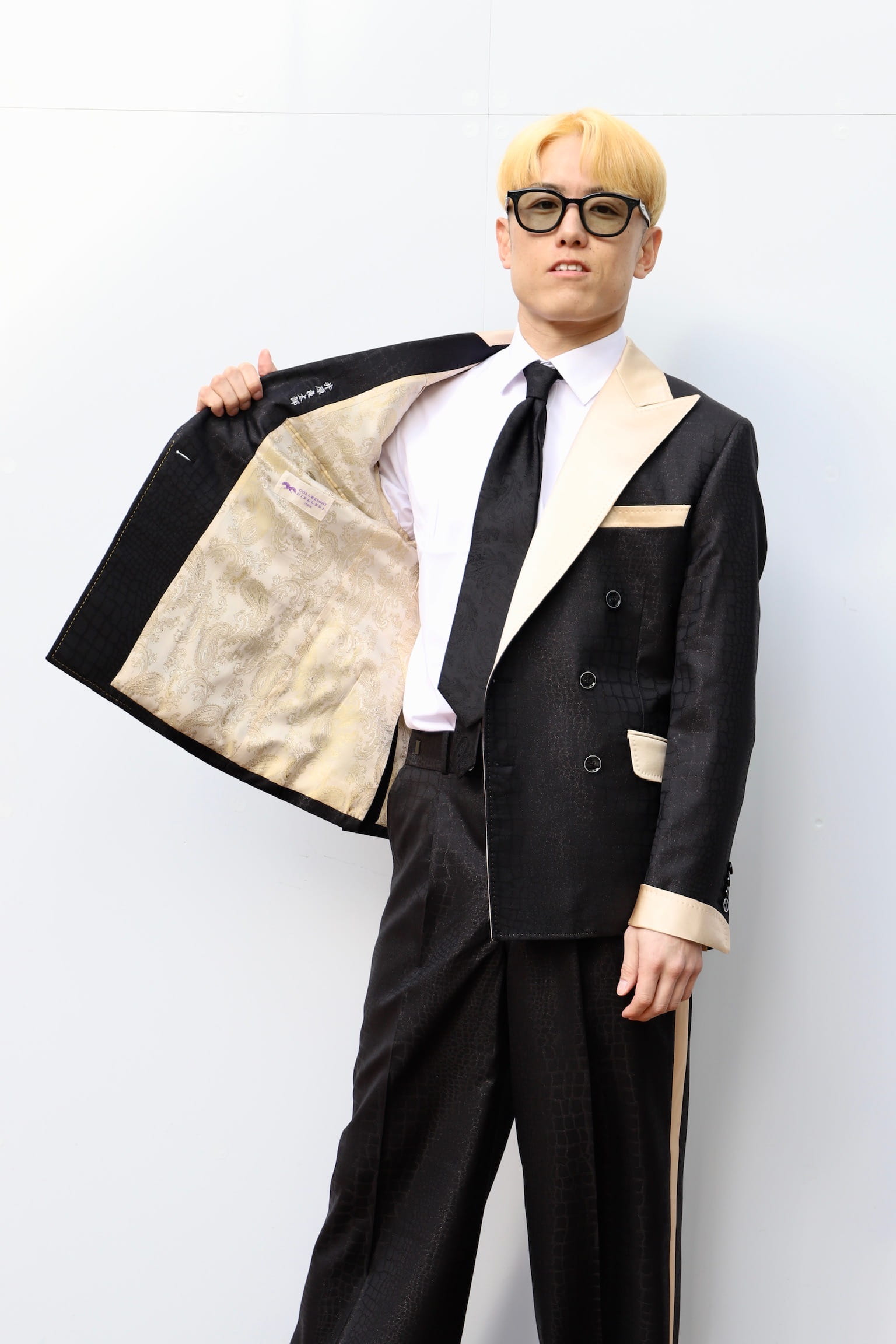 井原良太郎 ブレイキングダウン ブラックスーツ ゴールド切り替えスーツ 派手スーツ オーバーサイズスーツ ペイズリー柄裏地 オーダースーツ