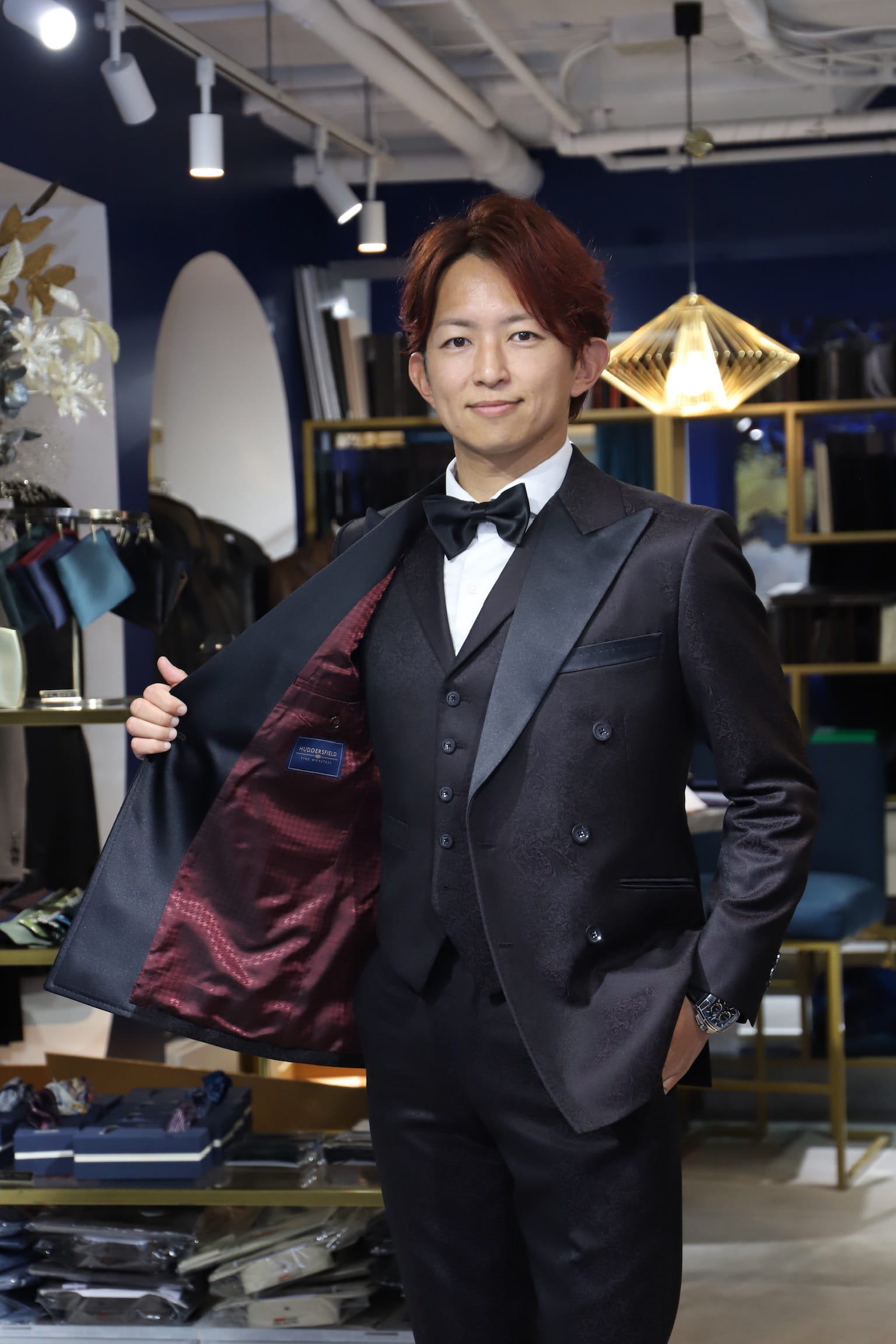 平手晃平　レーシングドライバー　オーダースーツ　グリーンスーツ　ワインレッドスーツ　総柄スーツ　派手スーツ　アリストン
