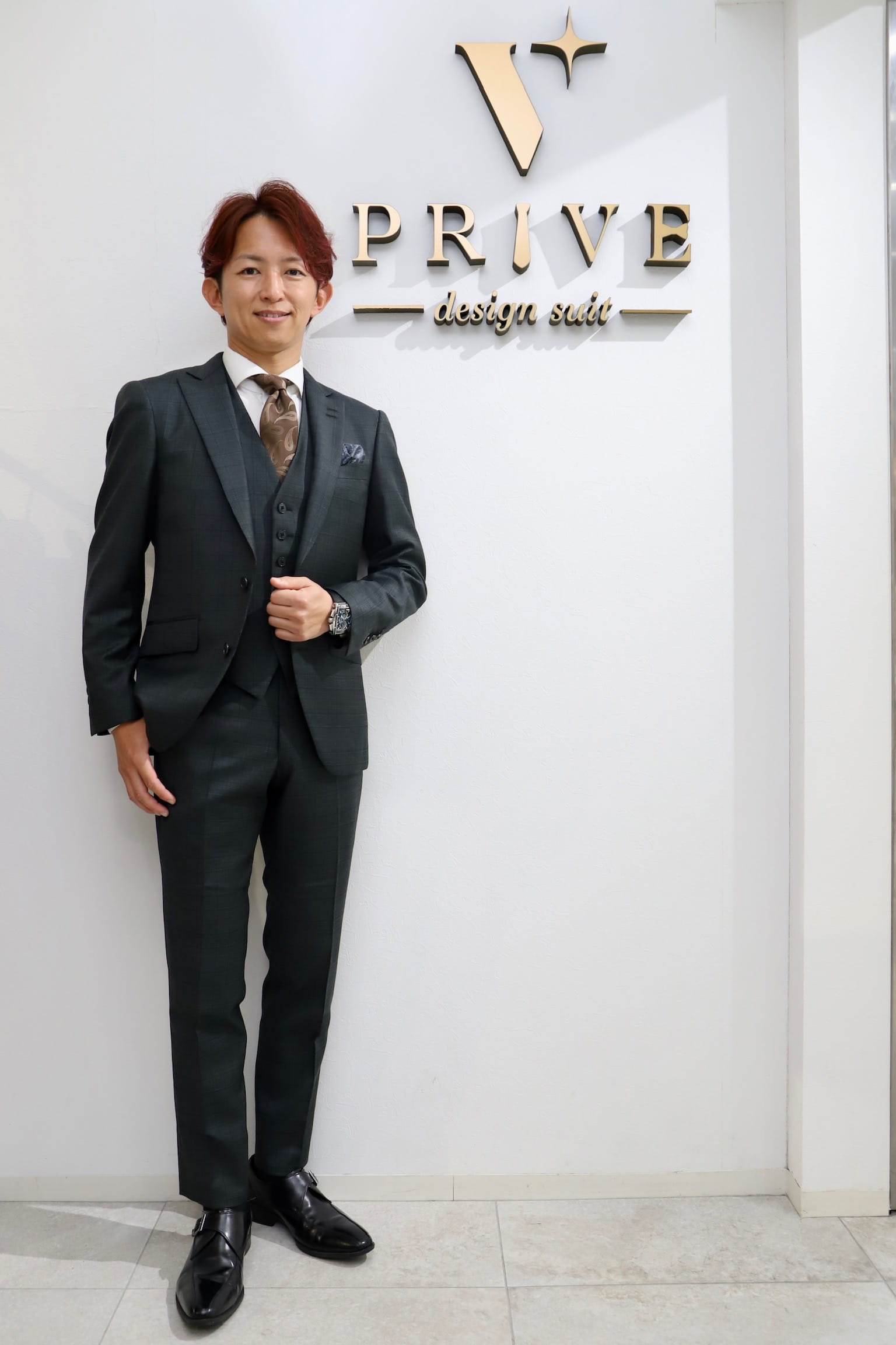 平手晃平　レーシングドライバー　オーダースーツ　グリーンスーツ　ワインレッドスーツ　総柄スーツ　派手スーツ　アリストン