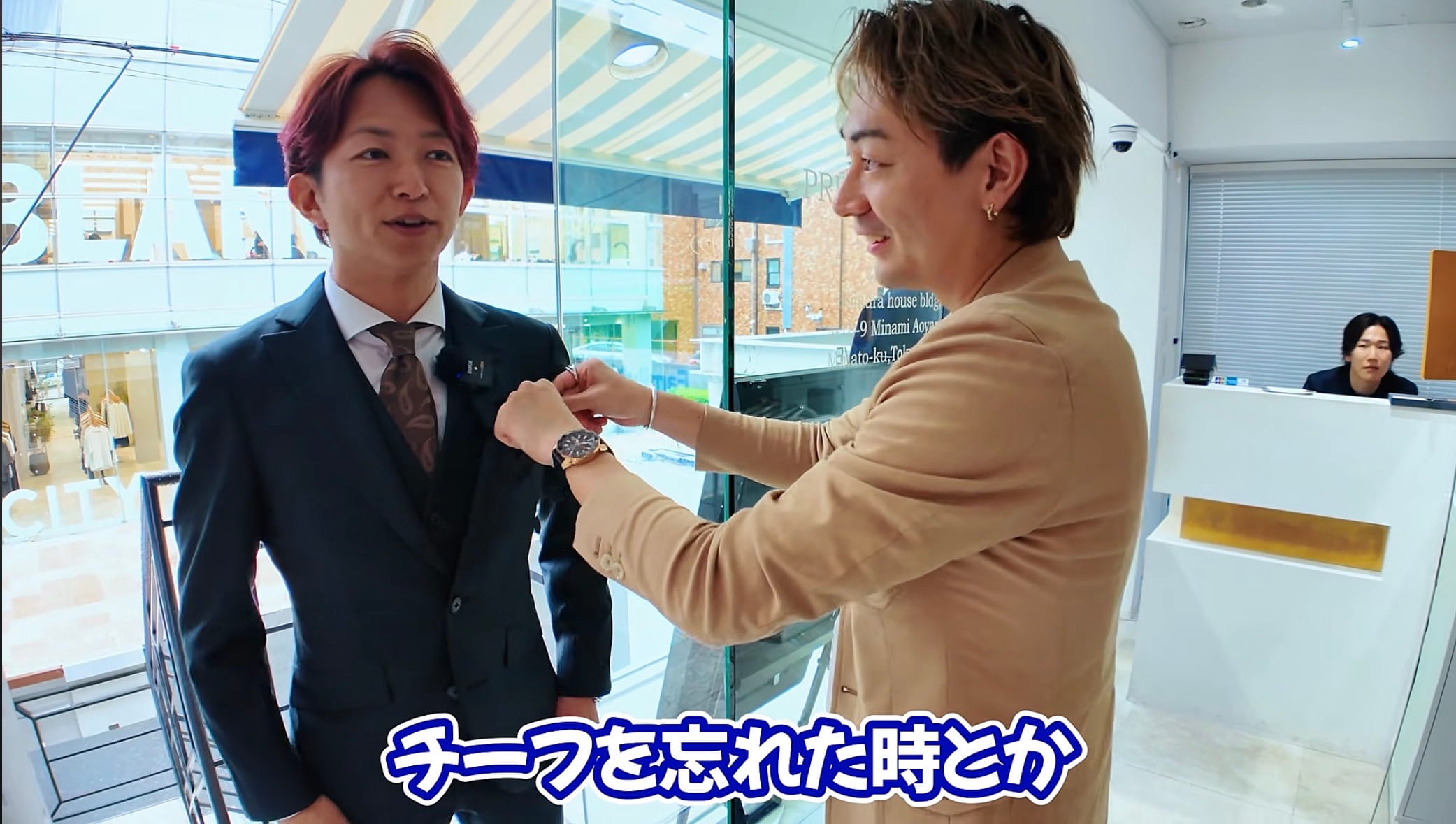平手晃平　レーシングドライバー　オーダースーツ　グリーンスーツ　ワインレッドスーツ　総柄スーツ　派手スーツ　アリストン