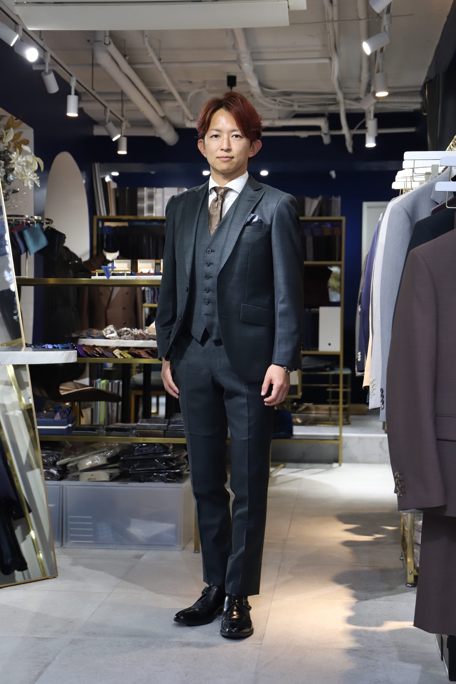平手晃平　レーシングドライバー　オーダースーツ　グリーンスーツ　ワインレッドスーツ　総柄スーツ　派手スーツ　アリストン