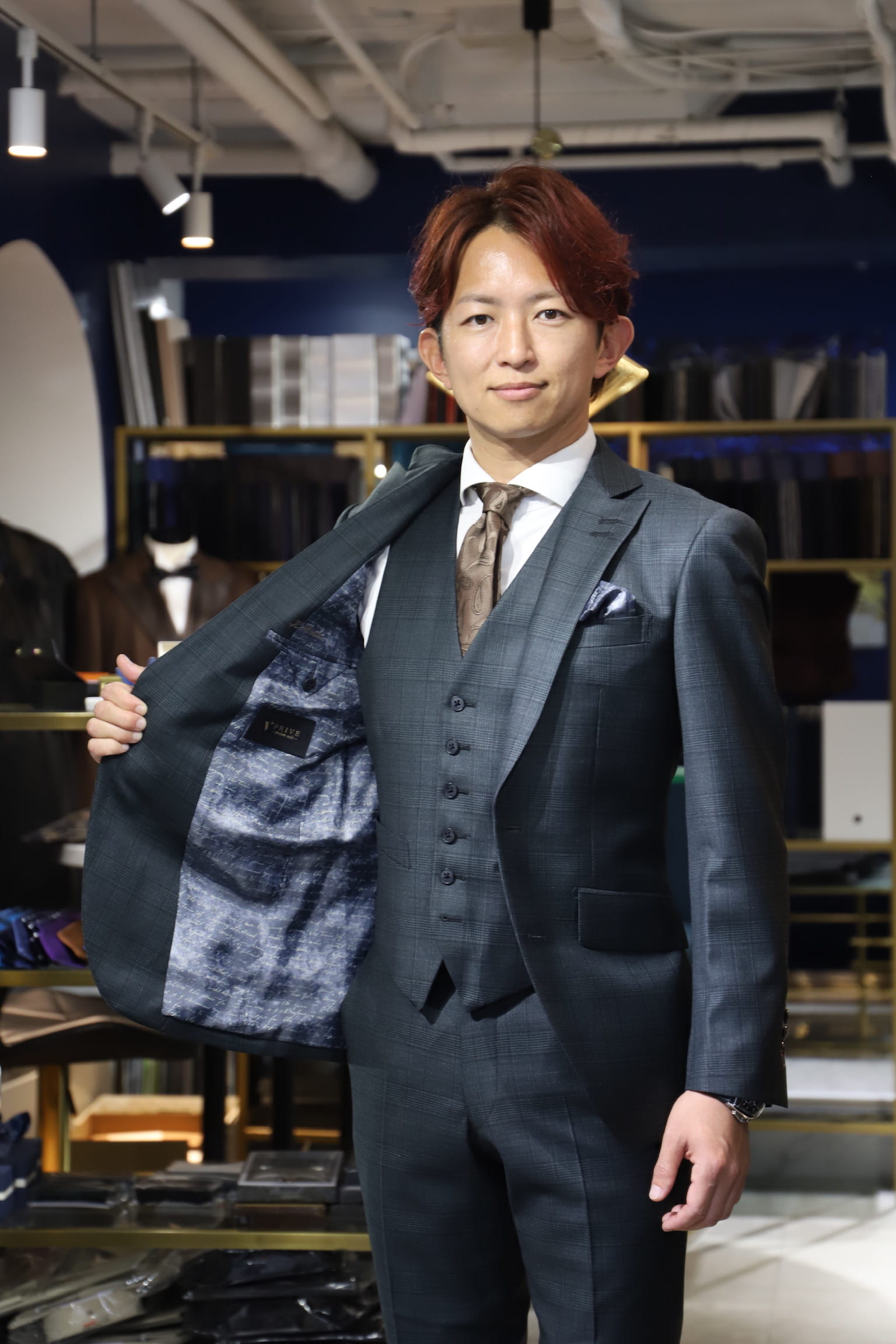 平手晃平　レーシングドライバー　オーダースーツ　グリーンスーツ　ワインレッドスーツ　総柄スーツ　派手スーツ　アリストン
