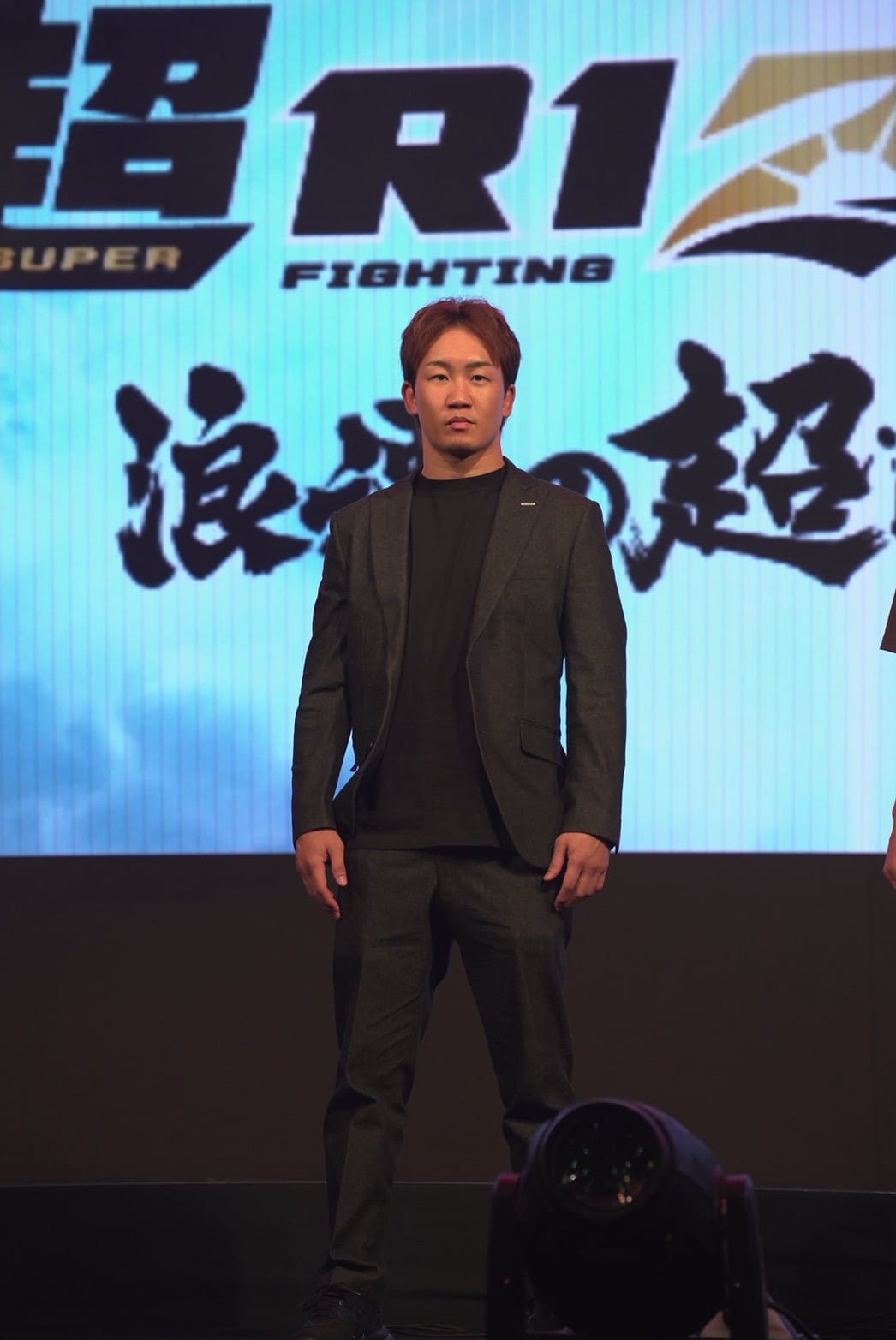 超RIZIN.5　記者会見　朝倉未来　MMA　オーダースーツ　デニムセットアップ　デニムスーツ　黒スーツ