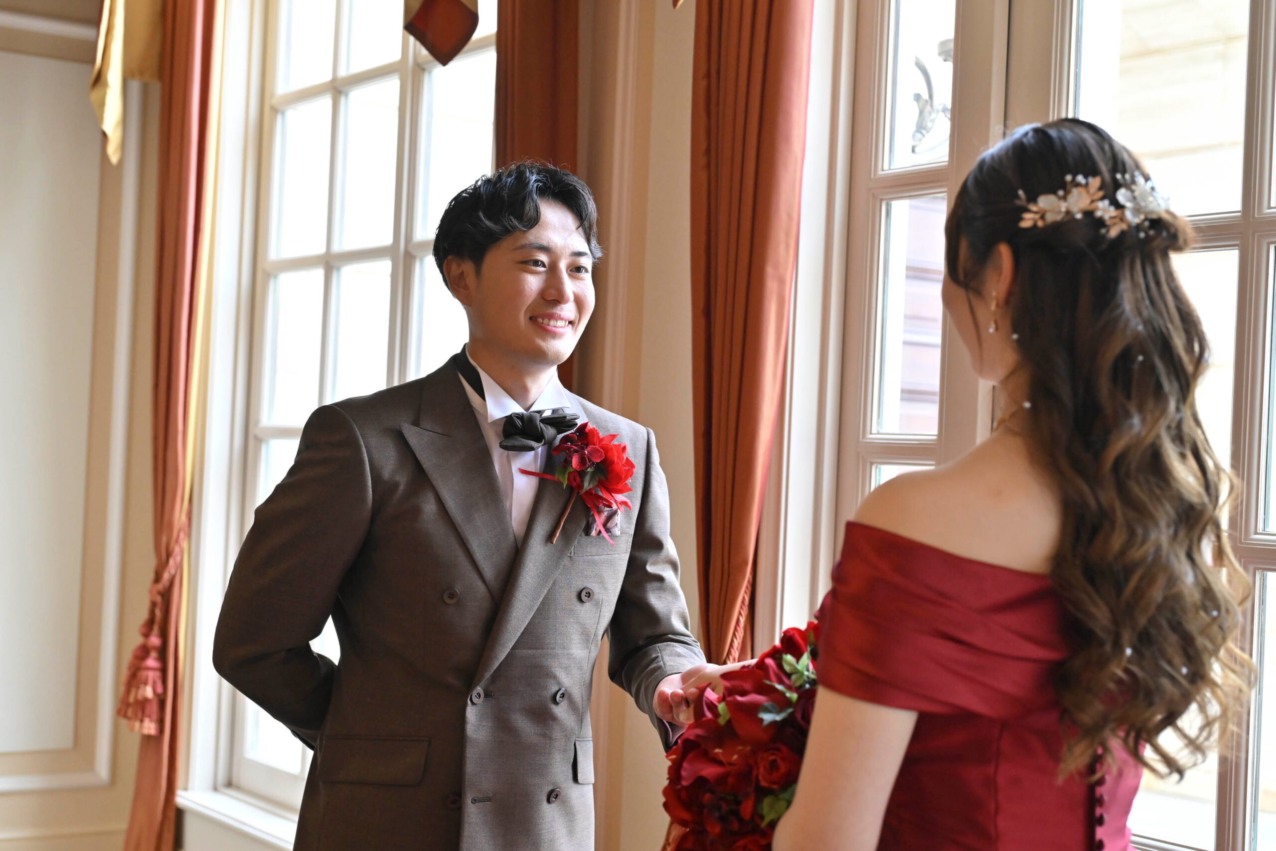 ウェディングスーツ 新郎衣装 ブラウンスーツ ダブルスーツ ウェディングフォト 結婚式 オーダースーツ ミラコスタ